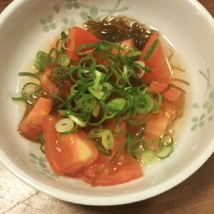 もずくとトマトの和え物